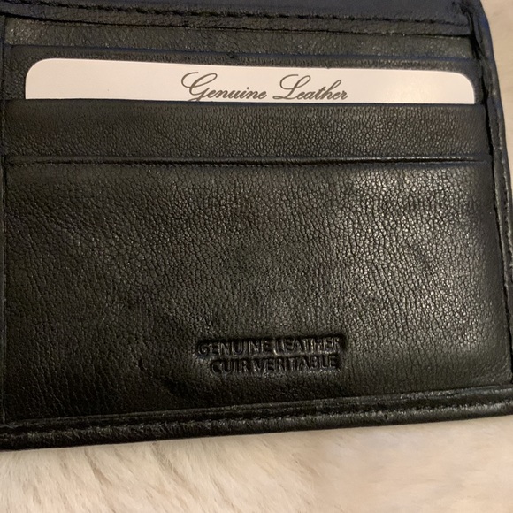 NWT. Men’s genuine leather wallet - Picture 3 of 5
